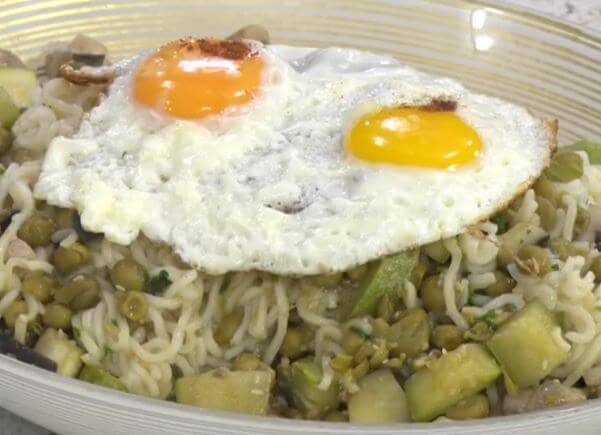 طرز تهیه خوراک نودل با قارچ و نخود فرنگی رژیمی و خوشمزه