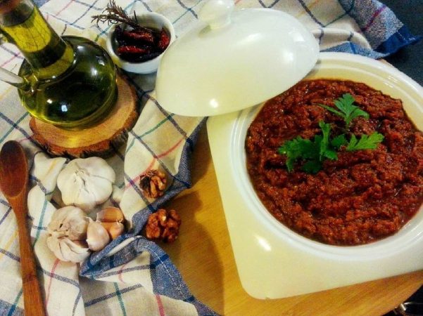 طرز تهیه سس پستو قرمز با گوجه فرنگی خشک