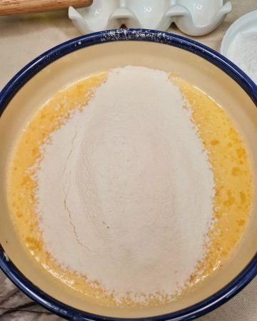 طرز تهیه نون پنجره ای با پیمانه لیوان