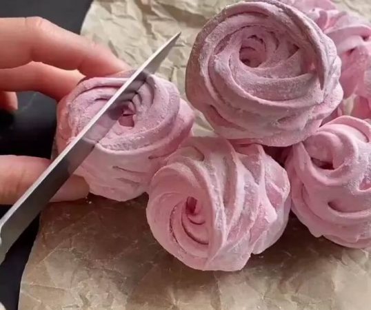 طرز تهیه مارشمالو توت فرنگی با پوره توت فرنگی