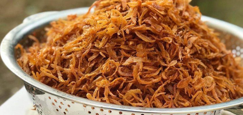 طرز تهیه پیاز داغ رنده شده خشک و پفکی و ترد و چیپسی برای فریزر